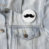 Een grappig  zwarte snor mode ontwerp. ronde button 5,7 cm (In situ)