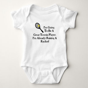 Een grappige Baby Tennis T-Shirt die een raket maa
