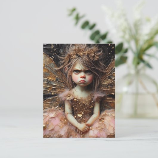 Een grappige chagrijnige fee in het roze briefkaart (Staand voorkant)