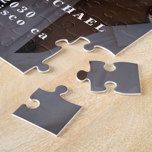 Een grappige foto van de moderne bruiloft die de d legpuzzel (Zijkant)