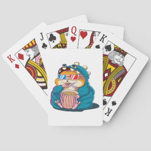 Een grappige hamster die een bril draagt, eet popc pokerkaarten