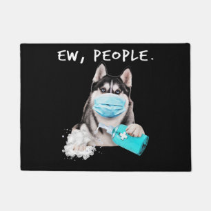 Een grappige husky hond met een cadeau voor een ge deurmat
