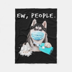 Een grappige husky hond met een cadeau voor een ge fleece deken