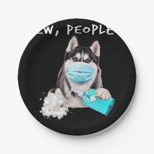 Een grappige husky hond met een cadeau voor een ge papieren bordje