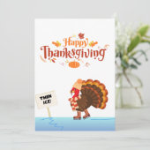 Een grappige kalkoen schaatsen op dun ijs. feestdagenkaart (Staand voorkant)