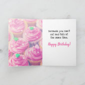 Een grappige kat maakt cupcakes voor je verjaardag kaart (Binnen)