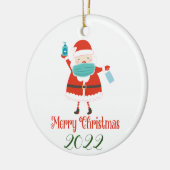 Een grappige kerstman met gezichtsmasker en Saniti Keramisch Ornament (Links)