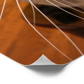 Een grappige kleine kat zit op een spoel in een poster (Hoek)