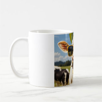 Een grappige koe die een zonnebril draagt in een v koffiemok
