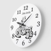 Een grappige koe op een tractor grote klok (Hoek)