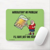 Een grappige man met slechts één grote bier muismat (Met muis)
