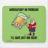 Een grappige man met slechts één grote bier muismat (Voorkant)