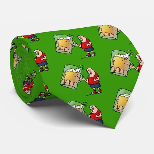 Een grappige man met slechts één grote bier stropdas (Opgerold)