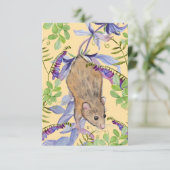 Een grappige muis in een bos bloemen. bedankkaart (Staand voorkant)