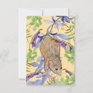 Een grappige muis in een bos bloemen. bedankkaart