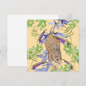 Een grappige muis in een bos bloemen. feestdagenkaart (Voorkant / Achterkant)