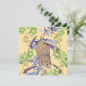 Een grappige muis in een bos bloemen. feestdagenkaart (Staand voorkant)