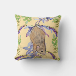 Een grappige muis in een bos bloemen. kussen