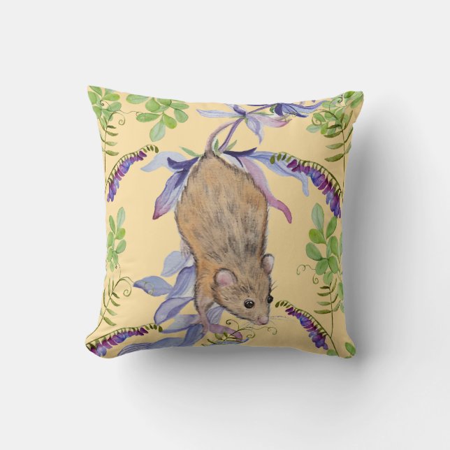 Een grappige muis in een bos bloemen. kussen (Voorkant)