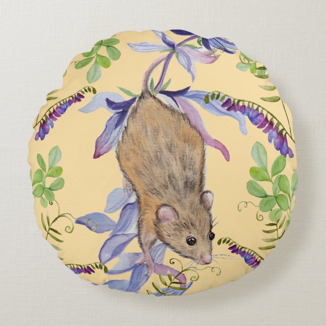 Een grappige muis in een bos bloemen. rond kussen (Voorkant)