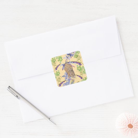 Een grappige muis in een bos bloemen vierkante sticker (Envelop)