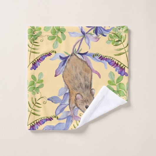 Een grappige muis in een bos bloemen. washandje (Wasdoekje)