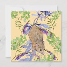 Een grappige muis in een struik van bloemen.