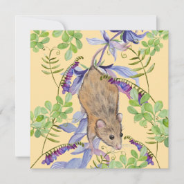 Een grappige muis in een struik van bloemen. feestdagenkaart