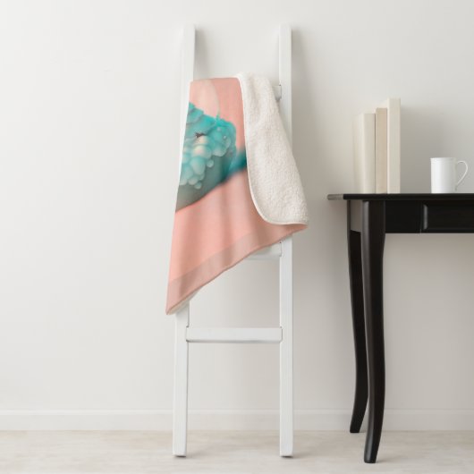 Een grappige pop op een wolk sherpa deken (In situ)