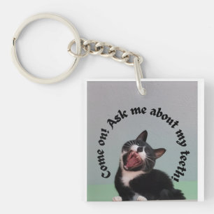 Een grappige tuxedo-kat die haar tanden toont. T-s Sleutelhanger