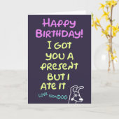 Een grappige verjaardagskaart van hond, bewerkbaar kaart (Gele Bloem)