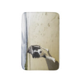 Een grenspoelhond die op de strand loopt badmat (Voorkant Verticaal)