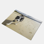 Een grenspoelhond die op de strand loopt deurmat (Schuin)