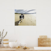 Een grenspoelhond die op de strand loopt poster (Keuken)