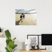 Een grenspoelhond die op de strand loopt poster (Thuiskantoor)