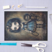 Een griezelig meisje dat haar monster uitlaat tissuepapier (Craft)