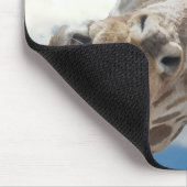 Een griezelige Giraffe met een houding Muismat (Hoek)