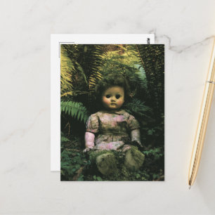 Een griezelige verlaten pop in het bos briefkaart