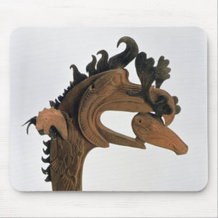 Een griffier met een hert in zijn bek muismat