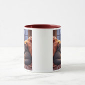 Een grijze kat die bij het vuur slaapt. mok (Midden)