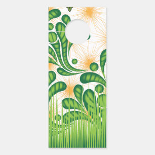 Een groen en goud artistiek patroon met een boom deurhanger