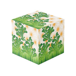 Een groen en goud artistiek patroon met een boom kubus