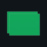 Een groene achtergrond met een save the date<br><div class="desc">Het ontwerp is een groot,  blauw vierkant met een zachte textuur en een diepe blauwtint. De kleur is rustgevend en kalmerend,  en roept een gevoel van rust en rust op. De blauwe tint doet denken aan de oceaan of een helderblauwe lucht,  die gevoelens van sereniteit en ontspanning oproept.</div>