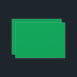 Een groene achtergrond met een save the date<br><div class="desc">Het ontwerp is een groot,  blauw vierkant met een zachte textuur en een diepe blauwtint. De kleur is rustgevend en kalmerend,  en roept een gevoel van rust en rust op. De blauwe tint doet denken aan de oceaan of een helderblauwe lucht,  die gevoelens van sereniteit en ontspanning oproept.</div>