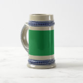 Een groene achtergrond met een witte rand bierpul (Voorkant links)