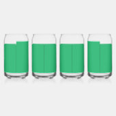 Een groene achtergrond met een witte rand blikvorm glas (Links)