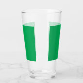 Een groene achtergrond met een witte rand glas (Links)