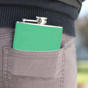 Een groene achtergrond met een witte rand heupfles