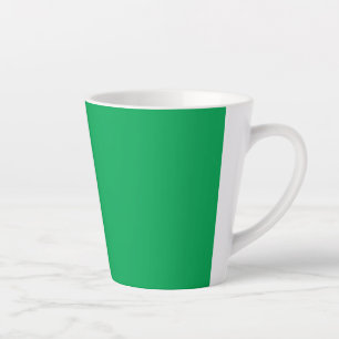 Een groene achtergrond met een witte rand latte mok