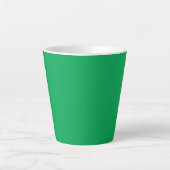 Een groene achtergrond met een witte rand latte mok (Voorkant)